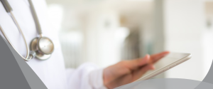 prontuário eletrônico - médico segurando prontuário