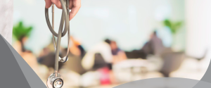 saúde corporativa - mão segurando estetoscópio