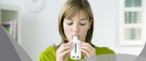 espirometria - mulher segurando um equipamento de respiração
