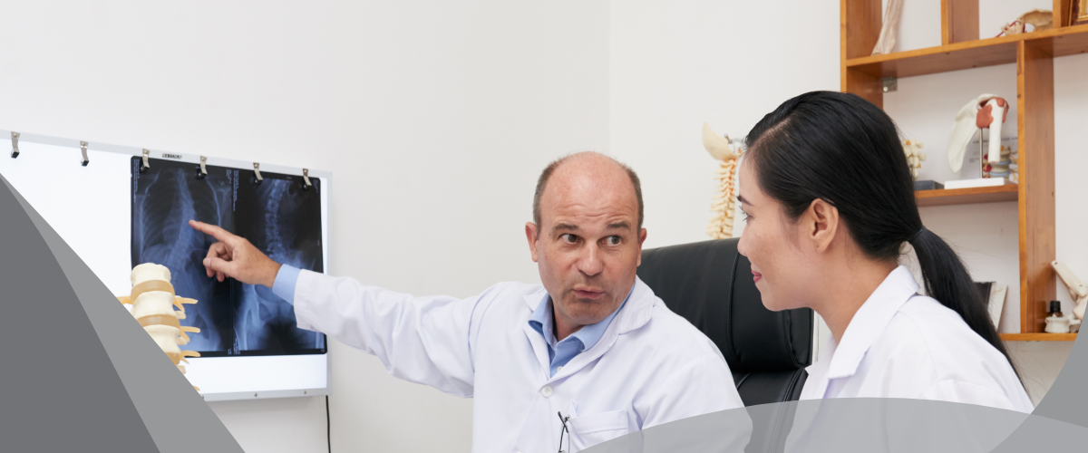 posicionamento radiológico - dois médicos conversando e apontando para exames de imagem posicionado a sua frente
