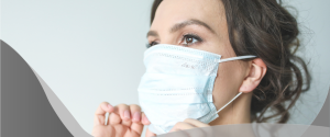 saúde 5.0 - mulher com o cabelo preso utilizando uma máscara branca