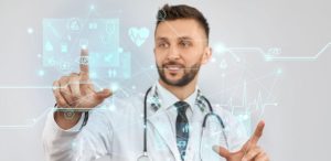 Tecnologia na saude - médico jovem homem com os braços abertos e ícones de tecnologia flutuando na imagem