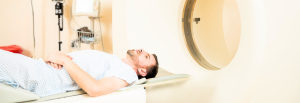 paciente-masculino-deitado-em-aparelho-de-tomografia